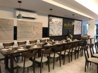 comedor grande con mesa larga y sillas en Peppery Hills, en Chiang Mai