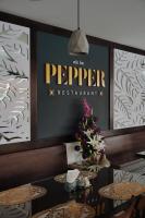 Un comedor con dos mesas y un cartel que dice restaurante pepper en Peppery Hills, en Chiang Mai