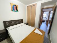 Posteľ alebo postele v izbe v ubytovaní Apartamentos Mirador del Castillo 3000