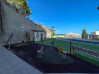 Tenis alebo squash v ubytovaní Apartamentos Mirador del Castillo 3000 alebo jeho okolí