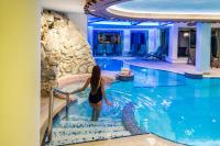 Bazén v ubytovaní Tevini Dolomites Charming Hotel alebo v jeho blízkosti