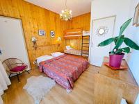 a bedroom with a bed and a potted plant at Appartement Pra-Loup, 3 pièces, 6 personnes - FR-1-165A-54 in Uvernet