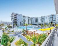 einen Apartmentkomplex mit einem Pool und Palmen in der Unterkunft Holiday Inn Club Vacations Myrtle Beach Oceanfront in Myrtle Beach
