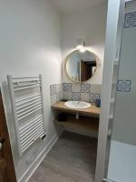 a bathroom with a sink and a mirror at Villa Roc Vaudieu - Charmante maison de pêcheurs in Étretat
