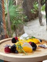 een bord met fruit op tafel bij Kuun Taak Tulum in Tulum