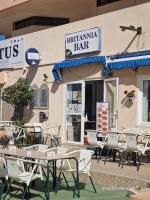 een groep tafels en stoelen voor een bar bij Casa de Pablo - La Mata in Torrevieja