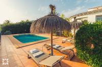 Bazén v ubytování Villa Thalassa by Abahana Villas nebo v jeho okolí