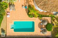 Bazén v ubytování Villa Thalassa by Abahana Villas nebo v jeho okolí