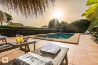 Bazén v ubytování Villa Thalassa by Abahana Villas nebo v jeho okolí