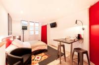Televízia a/alebo spoločenská miestnosť v ubytovaní Le studio de la place Saint-Jean du Vieux Lyon AIL