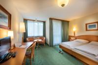 A television and/or entertainment centre at Johannesbad Hotel Palace - Kinder bis 11 kostenfrei