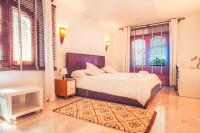 Postel nebo postele na pokoji v ubytování Villa Scarlett by Abahana Villas