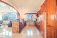 Kuchyň nebo kuchyňský kout v ubytování Villa Scarlett by Abahana Villas
