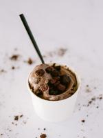 een kopje chocolade-ijs met een lepel erin bij Homestead Midway Utah in Midway