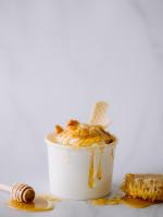 een kopje pindakaas met honing en een koekje bij Homestead Midway Utah in Midway