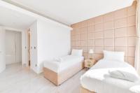 Premium 2+1 BR condo in the heart of Bluewaters Islandにあるベッド