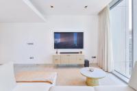 Premium 2+1 BR condo in the heart of Bluewaters Islandにあるテレビまたはエンターテインメントセンター