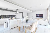 Premium 2+1 BR condo in the heart of Bluewaters Islandにあるキッチンまたは簡易キッチン
