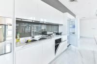 Premium 2+1 BR condo in the heart of Bluewaters Islandにあるキッチンまたは簡易キッチン