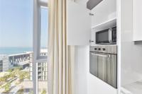 Premium 2+1 BR condo in the heart of Bluewaters Islandにあるキッチンまたは簡易キッチン