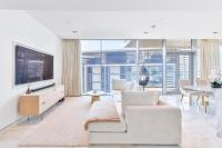 Premium 2+1 BR condo in the heart of Bluewaters Islandにあるテレビまたはエンターテインメントセンター