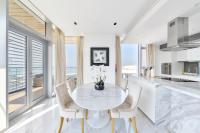 Premium 2+1 BR condo in the heart of Bluewaters Islandにあるキッチンまたは簡易キッチン