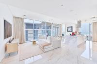 Premium 2+1 BR condo in the heart of Bluewaters Islandにあるテレビまたはエンターテインメントセンター