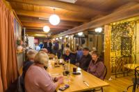 um grupo de pessoas sentadas às mesas de um restaurante em Last Resort Karamea em Karamea