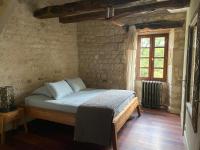 Een bed of bedden in een kamer bij La Source