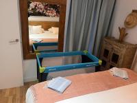 Posteľ alebo postele v izbe v ubytovaní CANYAMEL Apt 3A CALA VARQUES 100 mts from Canyamel Beach POOL CHILL-OUT TERRACE WITH AWESOME VIEWS