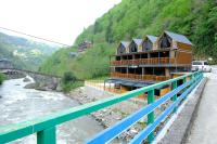 ÇamlıhemşinにあるÖzden Bungalowの川の横橋上の建物