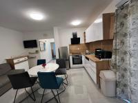 Kuchyňa alebo kuchynka v ubytovaní Apartments Puntamika