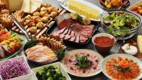 Una mesa cubierta con muchos tipos diferentes de comida en Hotel Nikko Northland Obihiro, en Obihiro
