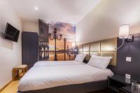 - une chambre avec un grand lit orné d&#39;une peinture murale dans l&#39;établissement Hotel Jenner, à Paris