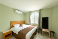 ein Schlafzimmer mit großem Bett und Fenster in der Unterkunft Villa Li Eilat in Eilat