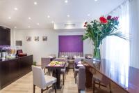une salle à manger avec une table et un vase de fleurs dans l&#39;établissement Hotel Jenner, à Paris