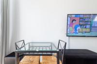 Televízia a/alebo spoločenská miestnosť v ubytovaní CAMP NOU & FiRA BUSINESS LOFTS