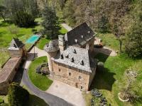Bazén v ubytovaní Castle in the beautiful French countryside with all modern comfort alebo v jeho blízkosti
