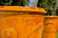 ein orangefarbener Topf mit der Aufschrift „Fürchte dich vor dem Frühling“ in der Unterkunft MAS MLS in Saintes-Maries-de-la-Mer