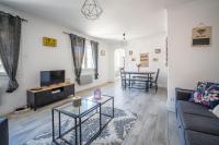 Televízia a/alebo spoločenská miestnosť v ubytovaní Le Spacieux Anatole, T3 bis, centre ville Narbonne