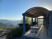 un restaurant avec des tables et des chaises sur un balcon dans l'établissement Auberge de Thiéry, à Thiéry