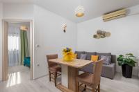 Posezení v ubytování Two-Bedroom Apartment in Kraljevica I