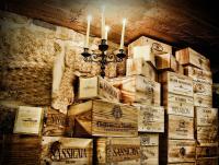 une pile de caisses en bois avec des bougies dessus dans l'établissement Antjes kleines Nest, à Tröstau