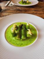 Geulzicht Hotel في سخين أوب خيو: صحن أبيض مع صحن أخضر على طاولة