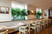 Ein Sitzbereich in der Unterkunft The Barcelona EDITION