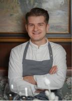 Um homem está sorrindo com os braços cruzados. em Weinstadt Hotel - das Original em Weinstadt