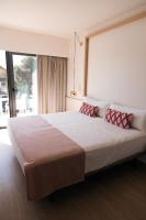 Łóżko lub łóżka w pokoju w obiekcie Sol i Vida Hotel - Adults Only