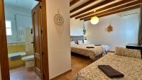 Posteľ alebo postele v izbe v ubytovaní Villa Málaga con Piscina Vallada, Barbacoa y hermosas vistas by AndaraHolidays