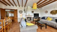 Televízia a/alebo spoločenská miestnosť v ubytovaní Villa Málaga con Piscina Vallada, Barbacoa y hermosas vistas by AndaraHolidays