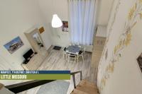 Televízia a/alebo spoločenská miestnosť v ubytovaní Little Americas Ring Apartments